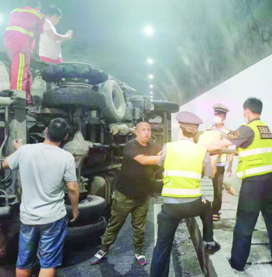 高速公路隧道內發生一起貨車翻車事故