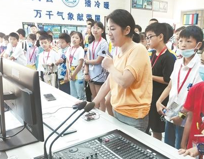 學生走進氣象局演播廳 探索氣象奧秘