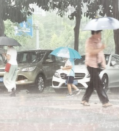 廈門天氣“晴雨兩重天” 市民要做好防范措施