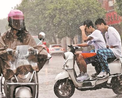 夏季天氣說變就變 市民要多看氣象預警信息