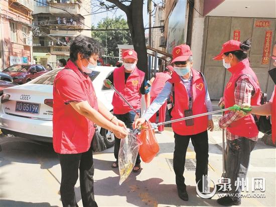 100多名志愿者被分成9支隊伍 開展現場志愿服務