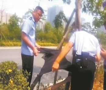 七旬老人中暑暈倒路邊 民警搭“涼棚”遮擋太陽