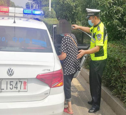 七旬老人路上走失發(fā)生中暑跡象 民警及時救助