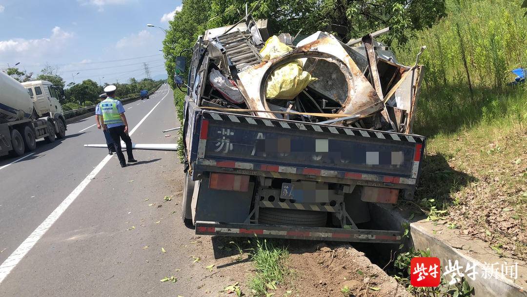 司機行車過程中犯起困 導致車輛側翻在路邊排水溝