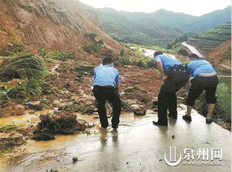 安溪縣多處民房被淹 民警趕赴現場救援