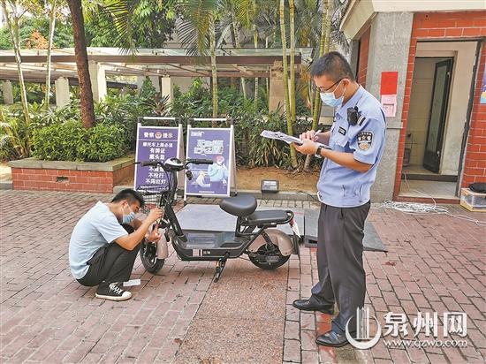 交警大隊為群眾提供電動自行車上牌服務