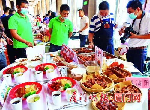 廈門舉辦餐飲行業產品對接會 智能送餐機器人多處投用