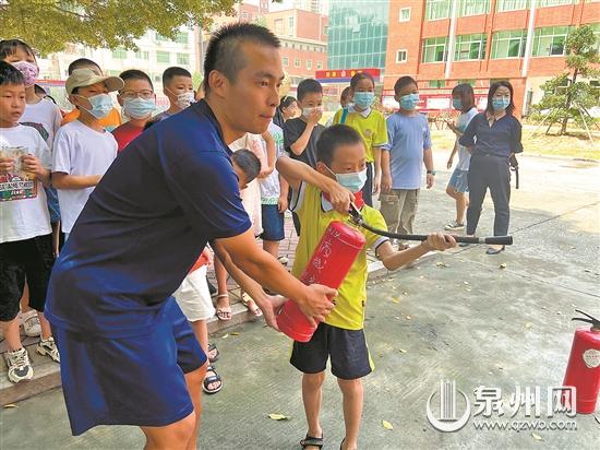 小學生來到消防救援站 真正體驗“小小消防員”感覺