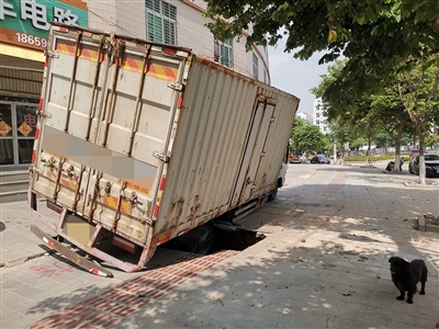 人行道路面連續出現塌陷 一部貨車陷入坑中