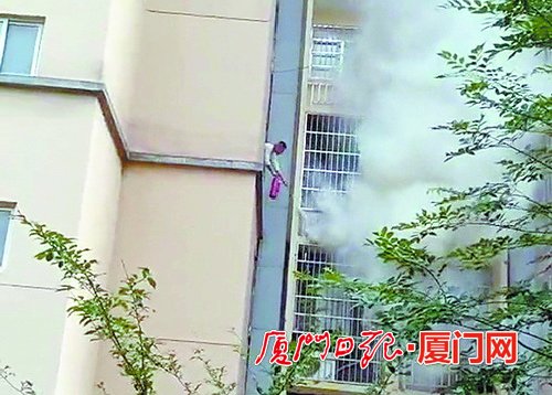 小區(qū)四樓陽臺突發(fā)起火 武警探出身子進行滅火