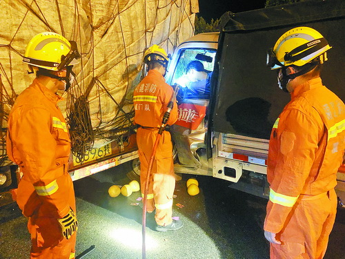 小貨車追尾路邊休息半掛車 司機被困在駕駛室內