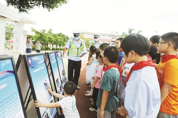 戴乾小學(xué)開展交通安全宣講活動 提高交通安全意識