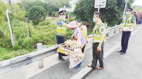 老人上高速公路拾荒 工作人員護(hù)送到安全區(qū)域