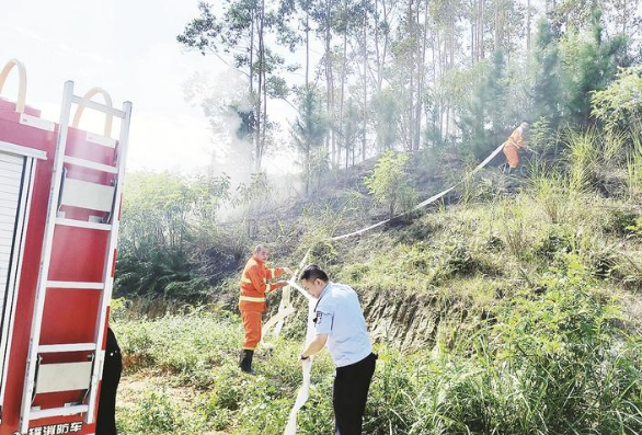 美峰村山上發生火災 警民兵分兩路全力撲滅明火