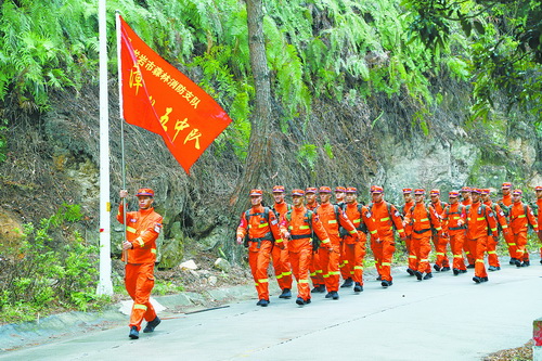 森林消防員開展負重徒步行軍拉練 增強隊伍實戰能力