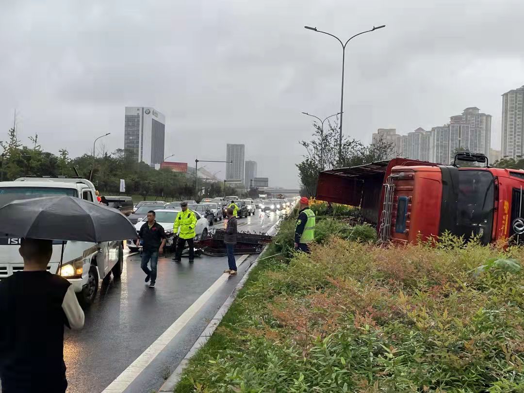 貨車翻車導(dǎo)致貨物撒落一地 民警及時清理恢復(fù)通行