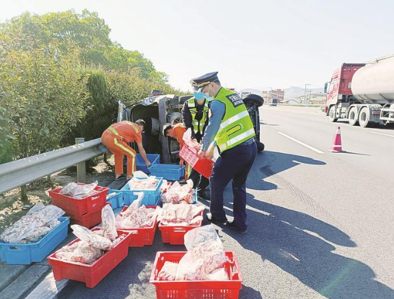 貨車高速公路爆胎側(cè)翻 執(zhí)法人員幫忙動手搬豬肉