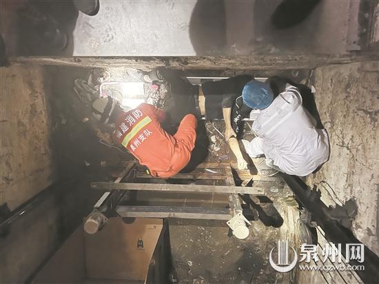 男子不慎踩空墜入電梯井 救援人員上下合力將其救出