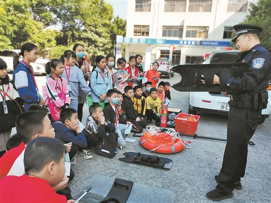 小記者們走進(jìn)馬甲派出所 詳細(xì)了解警察日常工作