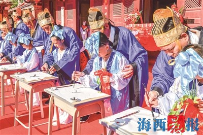 廈門孔子文化節(jié)昨日舉行 孩子們身著漢服獻上六佾之舞