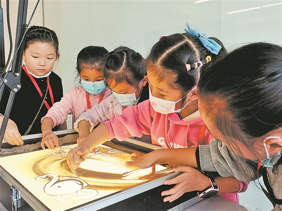 小記者走進(jìn)泉州市圖書館 快速了解沙畫藝術(shù)