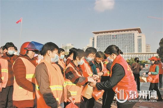 志愿者為環(huán)衛(wèi)工人送愛心早餐 讓寒冬顯得格外溫暖