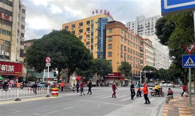 文明勸導員在十字路口工作服務 文明出行氛圍越來越濃