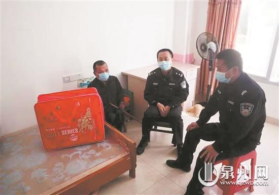 老人因腿部殘疾不慎摔倒在地 民警隨即將老人扶上警車