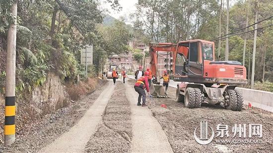 洛江區(qū)羅溪鎮(zhèn)推進(jìn)路面改造建設(shè) 萬名村民出行更加方便