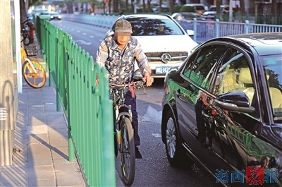 乘客“開門殺”將電動車撞倒 男子搶救無效死亡