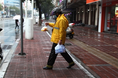 惡劣天氣外賣訂單增多 外賣小哥在冷雨天奔走