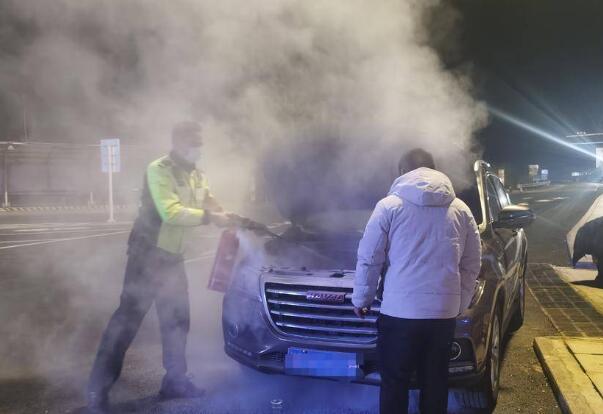 高速上轎車(chē)自燃 交警迅速處置避免重大損失